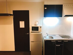 Geladeira, micro-ondas, cooktop, chaleira elétrica