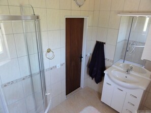 Douche, serviettes fournies