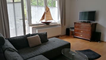Fernseher, DVD-Player, Bücher, Stereoanlage