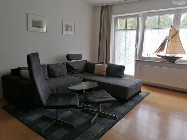 TV, DVD player, books, stereo