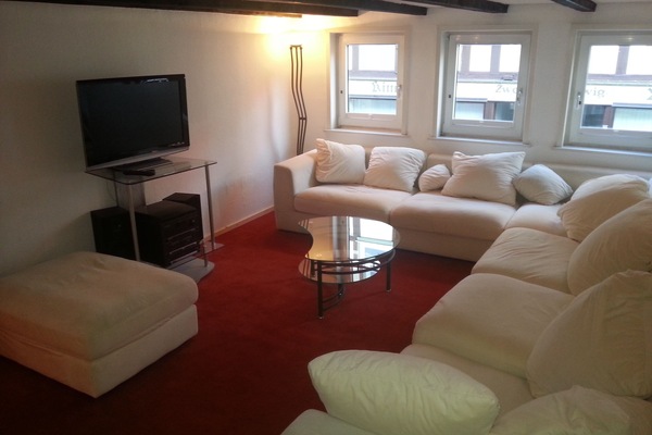 Wohnzimmer mit Flachbildfernseher und bequemer Coutch