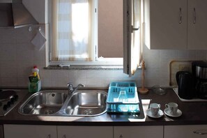 Réfrigérateur, un four, surface de cuisson