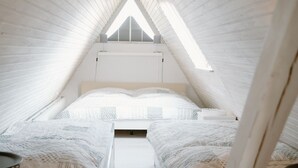 A small attic bedroom with a sloped ceiling, two beds, and a skylight. - Gemütl cottage + wifi, 1.5 km to the beach, fenced playground / lawn (Pommerby)