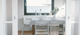 Gemütl hytte + wifi, 1,5 km til stranden, inngjerdet lekeplass / plen