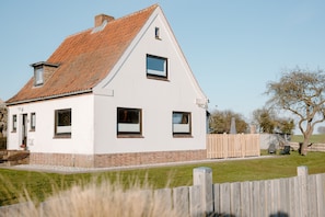 Exterior - Gemütl cottage + wifi, 1.5 km to the beach, fenced playground / lawn (Pommerby)