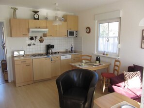 Køleskab, mikrobølgeovn, opvaskemaskine, højstol