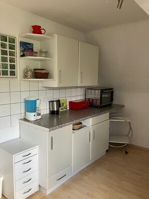 Kühlschrank, Mikrowelle, Ofen, Herdplatte