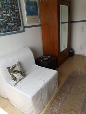 2 slaapkamers, een strijkplank/strijkijzer, reisbedje, gratis wifi
