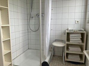 Dusche, Haartrockner, Handtücher, Seife