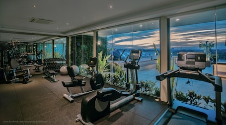 Sala de fitness. Sunset Palace View Suites