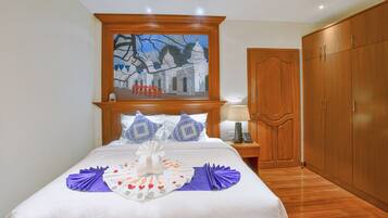 خزنة داخل الغرفة ومكتب وتجهيزات عازلة للصوت ومكواة/لوح كي