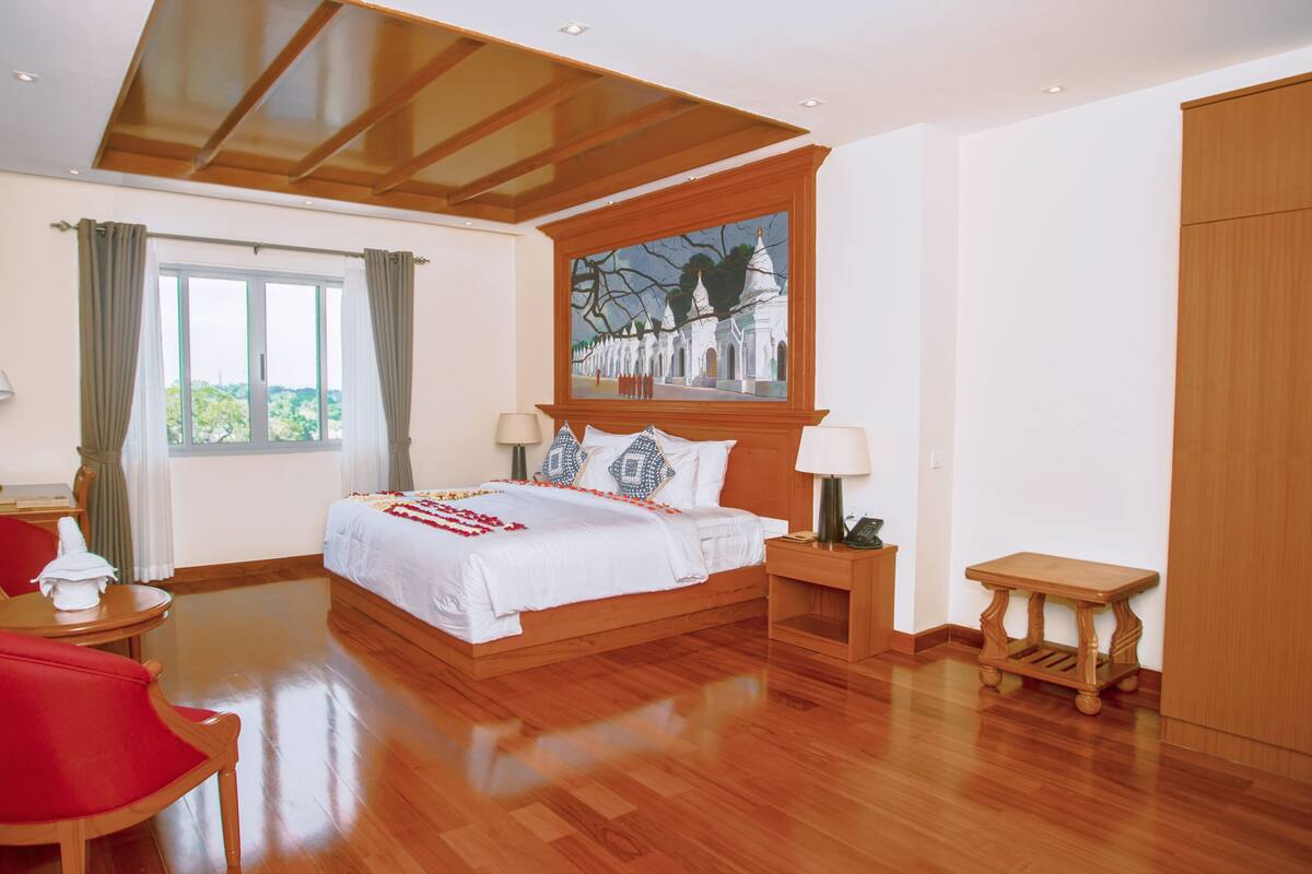 Royal Sunset Family Suite | In-room safe, desk, soundproofing, iron/ironing board