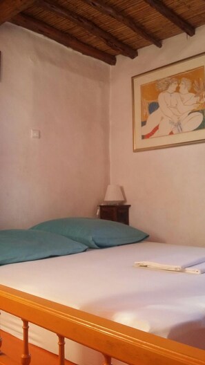 1 bedroom, bed sheets