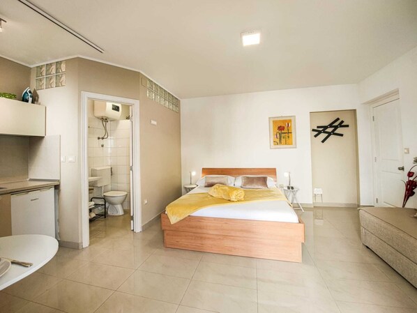 Iron/ironing board, internet, bed sheets