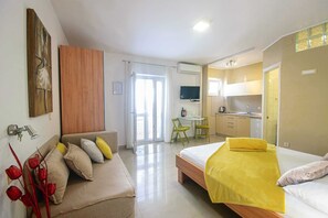 2 bedrooms, iron/ironing board, internet, bed sheets - Beautiful studio app, by the beach (Makarska)