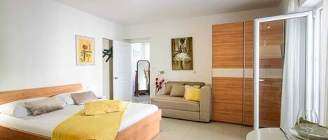 2 bedrooms, iron/ironing board, Internet, bed sheets