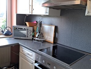 Een koelkast, een microgolfoven, een oven, een kookplaat