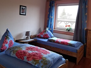 3 bedrooms, WiFi, bed sheets - Vacation apartment for up to 8 people, 140 sqm, 2 WCs, directly on the L.Heide nature reserve (Bispingen)