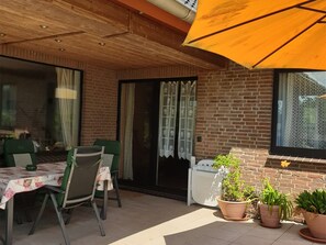 Outdoor dining - Vacation apartment for up to 8 people, 140 sqm, 2 WCs, directly on the L.Heide nature reserve (Bispingen)
