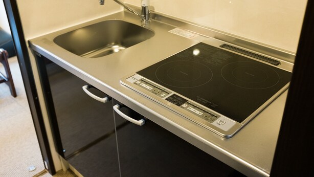 Lemari es, microwave, kompor, dan ketel listrik