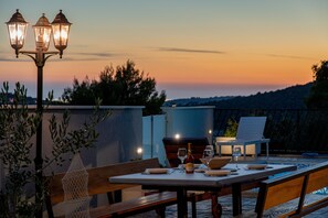 Outdoor dining - An oasis of tranquility with beautiful ocean views (Sevid)