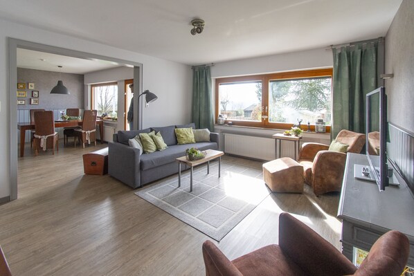 Smart TV, books, stereo