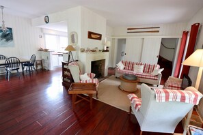 Televisie, een open haard en een tafeltennistafel