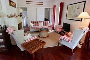 Televisie, een open haard en een tafeltennistafel