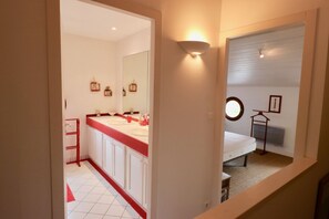 4 slaapkamers, een strijkplank/strijkijzer, wifi, beddengoed