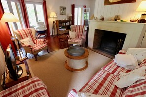 Televisie, een open haard en een tafeltennistafel