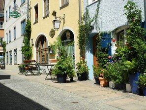 Outdoor dining - Modern, spacious and quiet vacation apartment with swimming pool, sauna (Füssen)