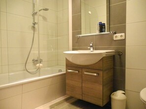 Bathtub, towels - Modern, spacious and quiet vacation apartment with swimming pool, sauna (Füssen)