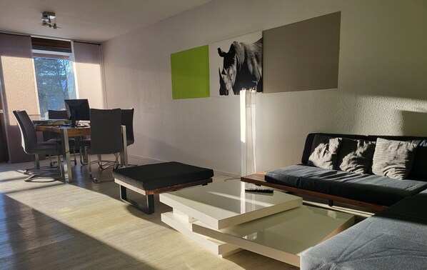 Flat-screen TV, table tennis, stereo - Modern, spacious and quiet vacation apartment with swimming pool, sauna (Füssen)