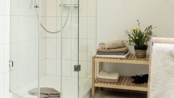 Badewanne, Haartrockner, Handtücher, Seife