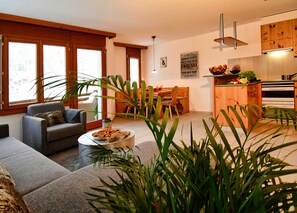TV, DVD player - 3. 5 room apartment directly on the Laaxersee (Laax)