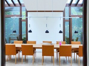 Großer Kühlschrank, Mikrowelle, Ofen, Herdplatte