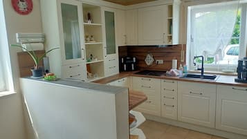 Køleskab, mikrobølgeovn, ovn, kogeplade