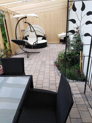Terrace/patio - Mod. Apartment. with pool u. Veranda am Brombachsee - Wellness Oasis. Dogs welcome (Theilenhofen)