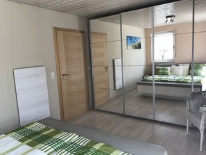 2 habitaciones, tabla de planchar con plancha, cuna de viaje y wifi 