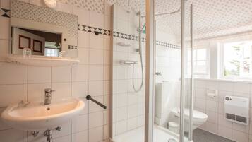 Dusche, Haartrockner, Handtücher, Seife
