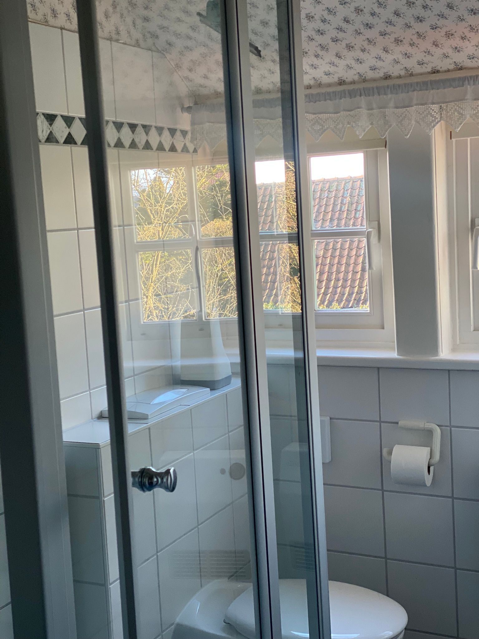 Ein Badezimmer mit Toilette, Waschbecken und Duschbereich.