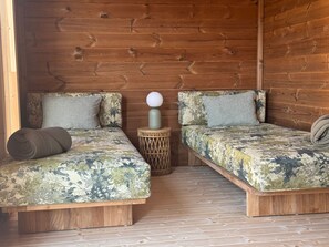 A cabin-style room with two wooden beds, a woven side table, and a round lamp. - FeWo Elblust - Altländer Obsthof (Hollern-Twielenfleth)