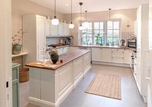 Jääkaappi, mikroaaltouuni, kahvin-/teenkeitin, vedenkeitin