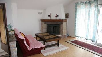 Televisión y chimenea