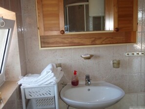 Shower, towels - Apartment in Kukljica with Seaview, Terrace, Air condition, WIFI (4567-3) (Kukljica)