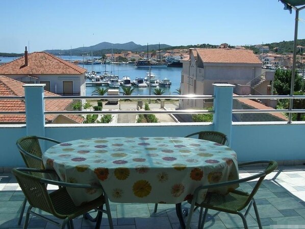 Outdoor dining - Apartment in Kukljica with Seaview, Terrace, Air condition, WIFI (4567-3) (Kukljica)