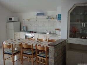 Frigorifero, microonde, forno, bollitore elettrico