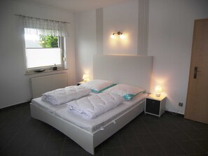 2 habitaciones, tabla de planchar con plancha, cuna de viaje y wifi 