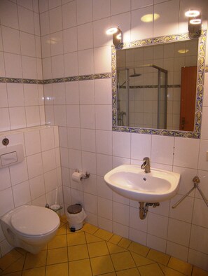 Haartrockner, Handtücher, Seife, Toilettenpapier
