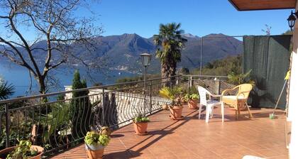 Sunny apartment with breathtaking lake view